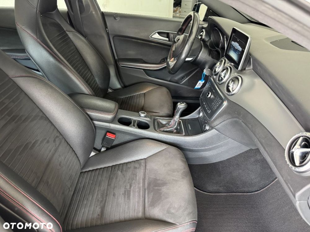 Mercedes-Benz CLA 180 AMG Line - 20