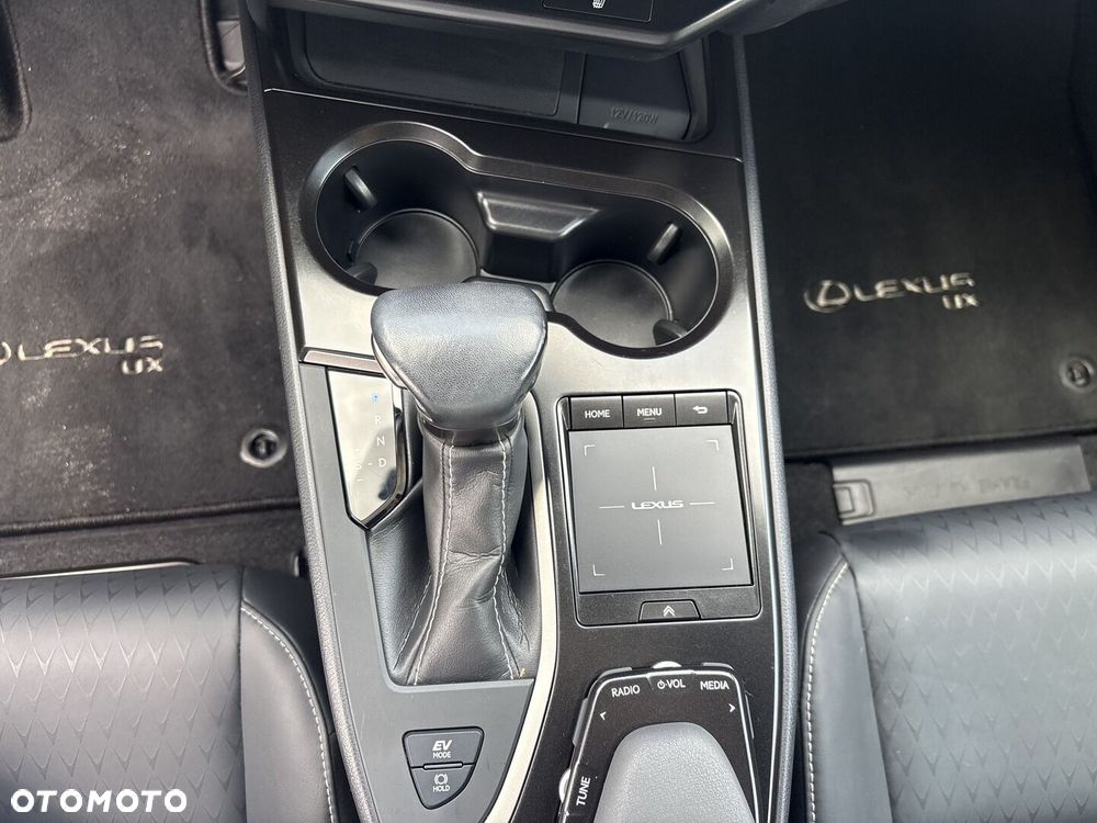 Lexus UX - 24