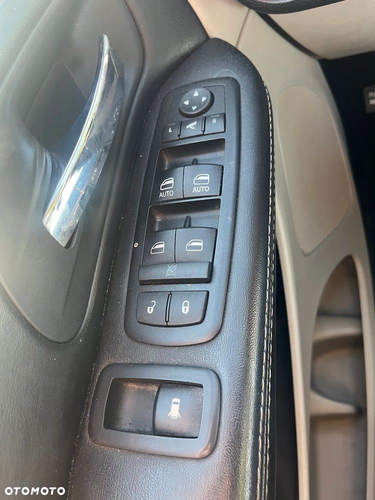 Chrysler Town & Country - 26