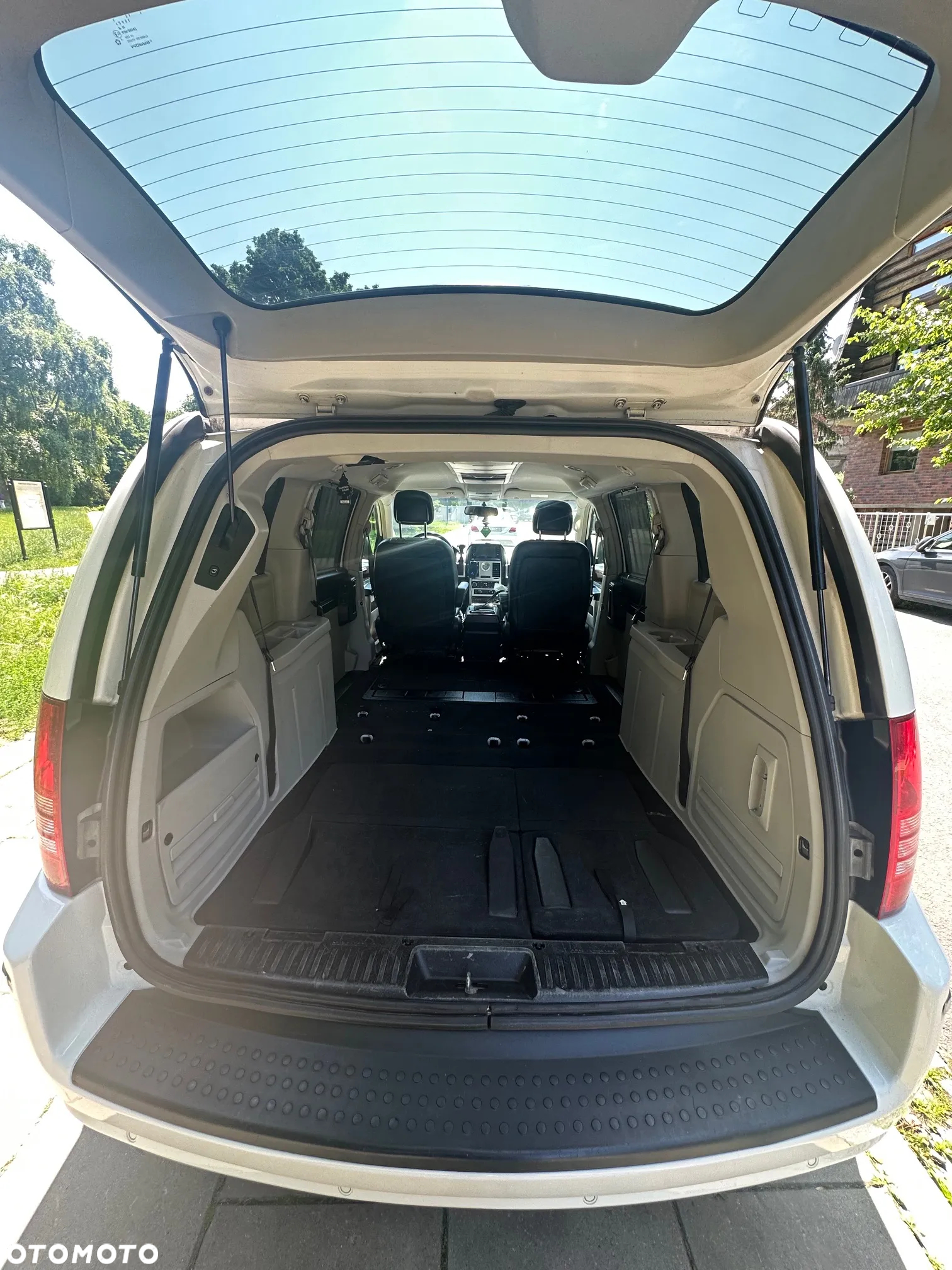 Chrysler Town & Country - 25