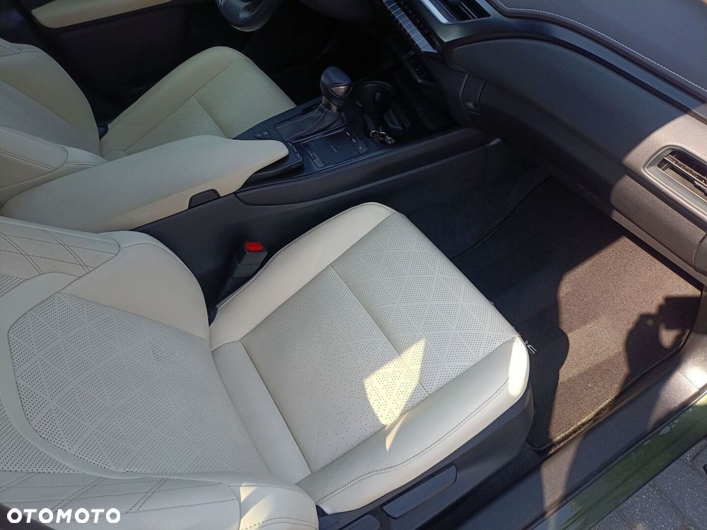 Lexus UX - 10