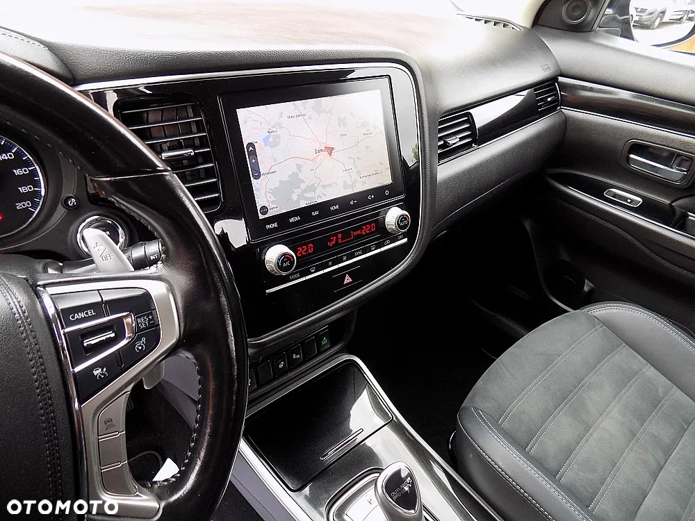 Mitsubishi Outlander 2.4 4WD Plug-In Hybrid Top - 16
