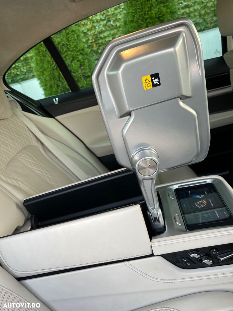 BMW Seria 7 740Le xDrive iPerformance - 32