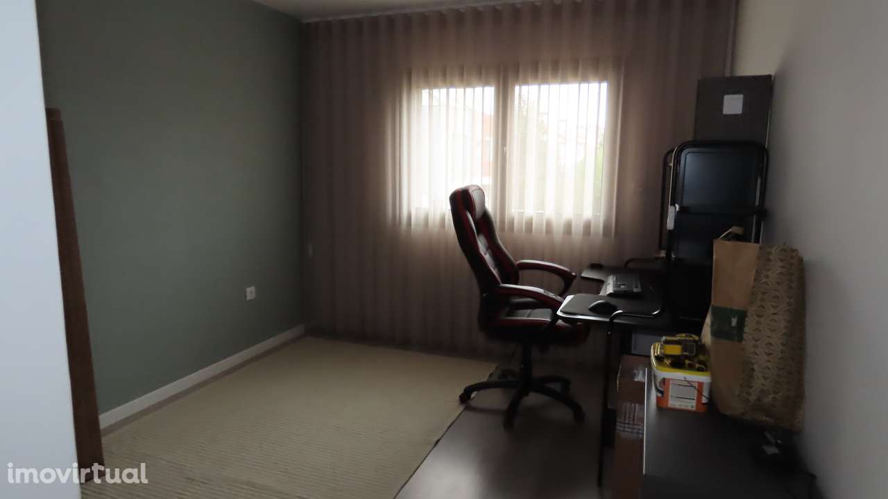 Fantastico t4 moradia numa zona calma e muito acessivel - Grande imagem: 5/15