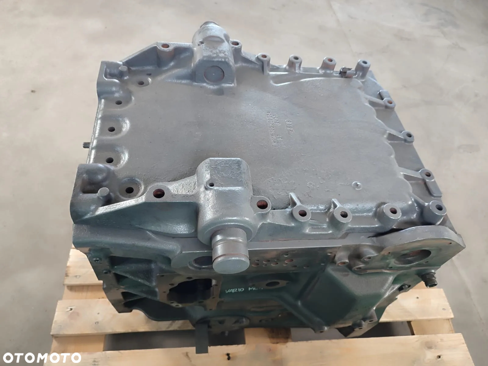 Obudowa skrzyni biegów M718100051020 MASSEY FERGUSON 6480 - 8