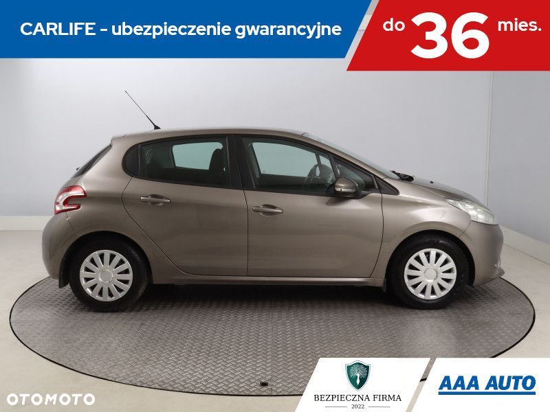 Peugeot 208 - 8