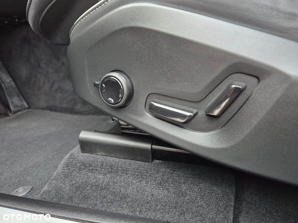 Volvo XC 60 B5 D AWD Ultimate Dark - 26