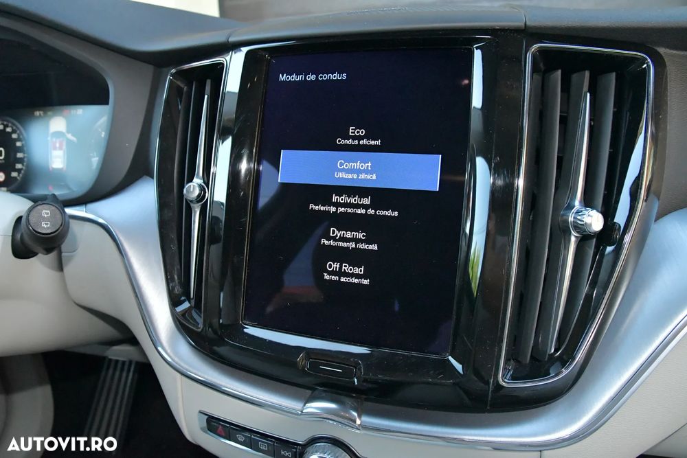 Volvo XC 60 B4 MHEV AT8 AWD Momentum Pro - 33