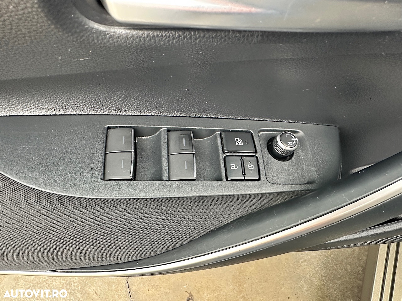 Toyota Corolla 1.8 HSD Business - 12