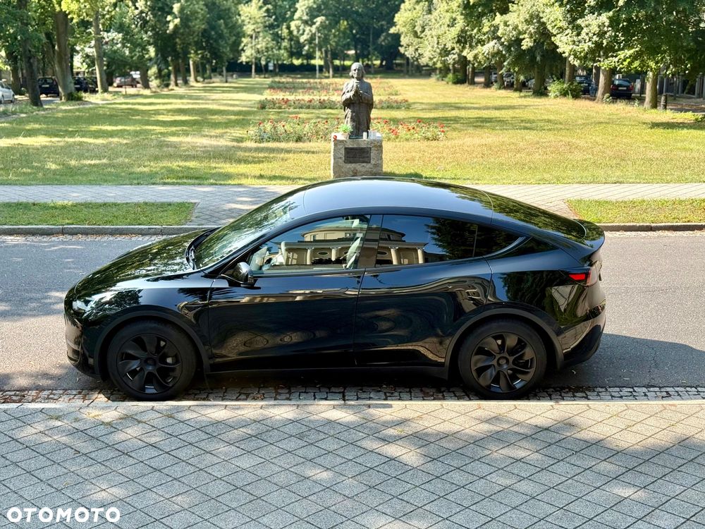 Tesla Model Y - 8
