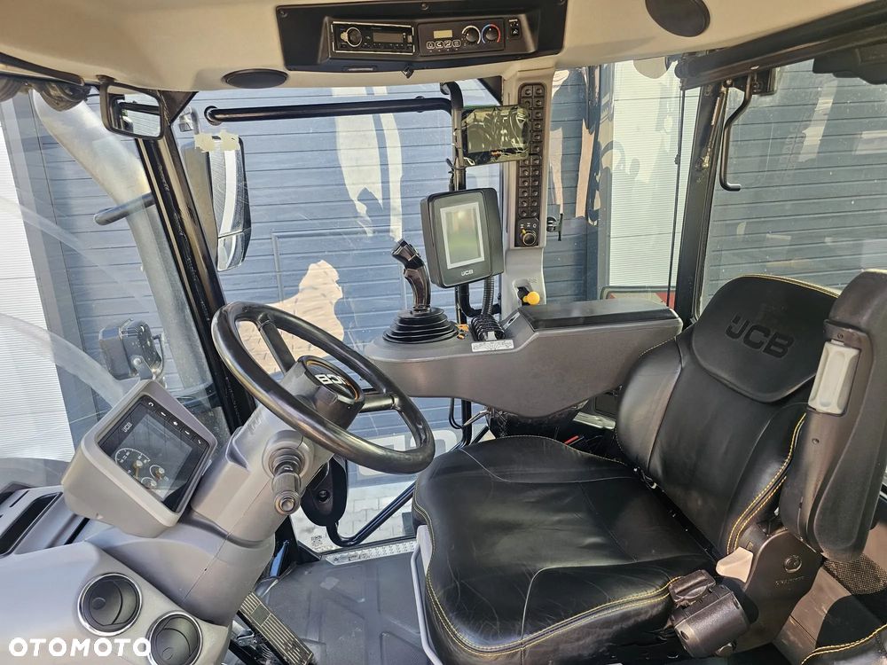 JCB FASTRAC 4220 - 11