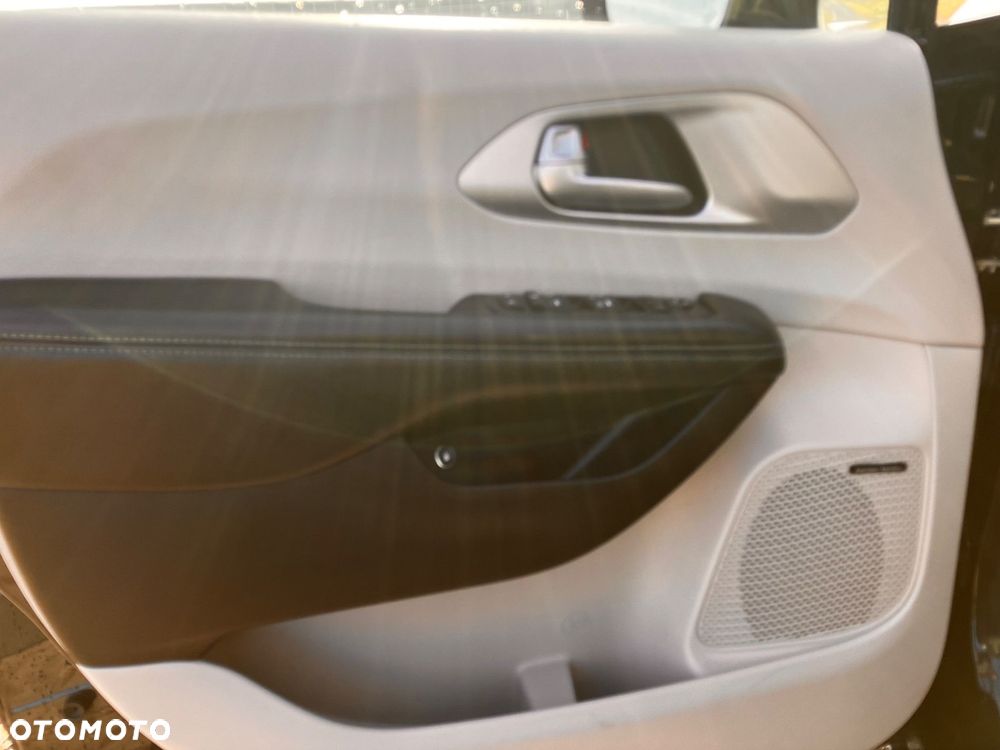 Chrysler Pacifica - 25