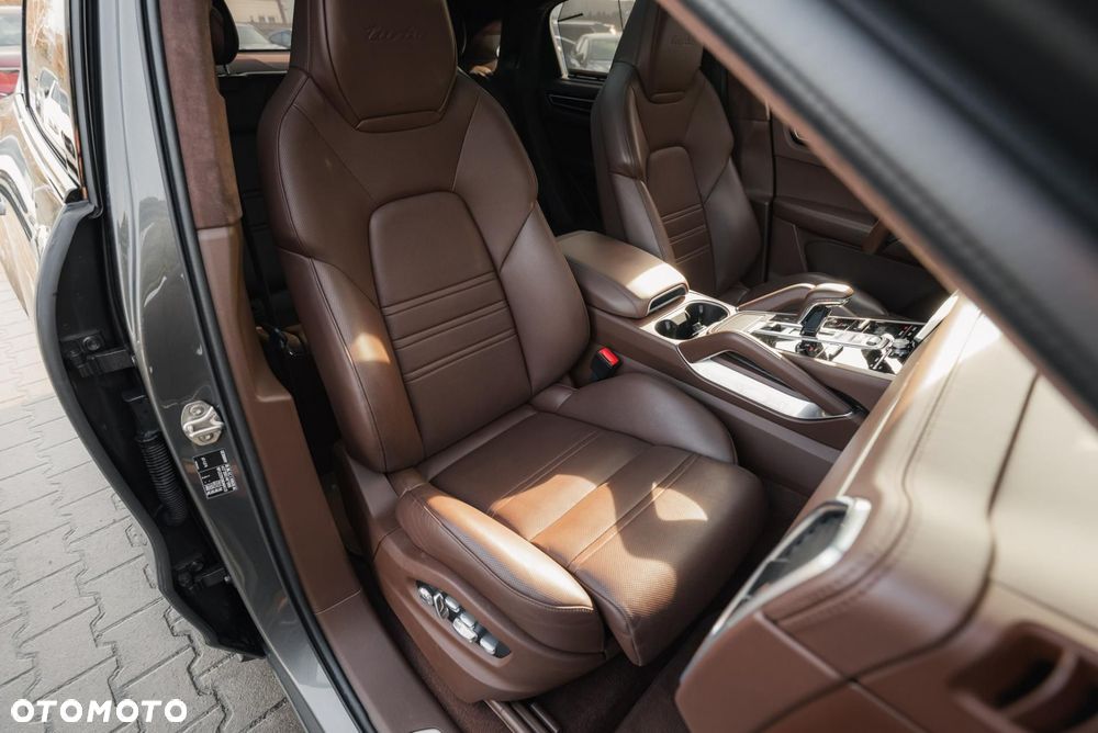 Porsche Cayenne Turbo - 17