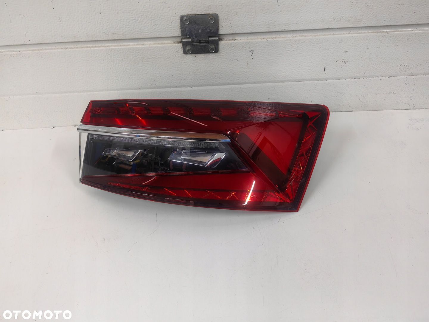 LAMPA SKODA SUPERB III SEDAN LIFT 3V5945208C ORYG PRAWA JAK NOWA - 1