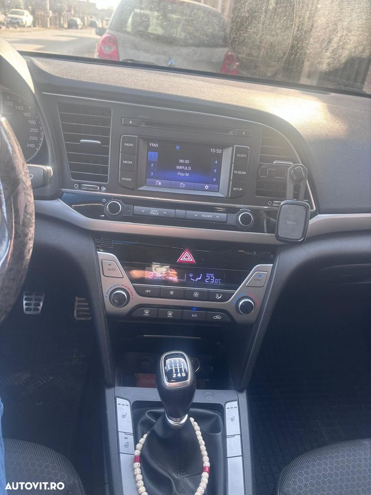 Hyundai Elantra 1.6 CRDI Comfort - 14