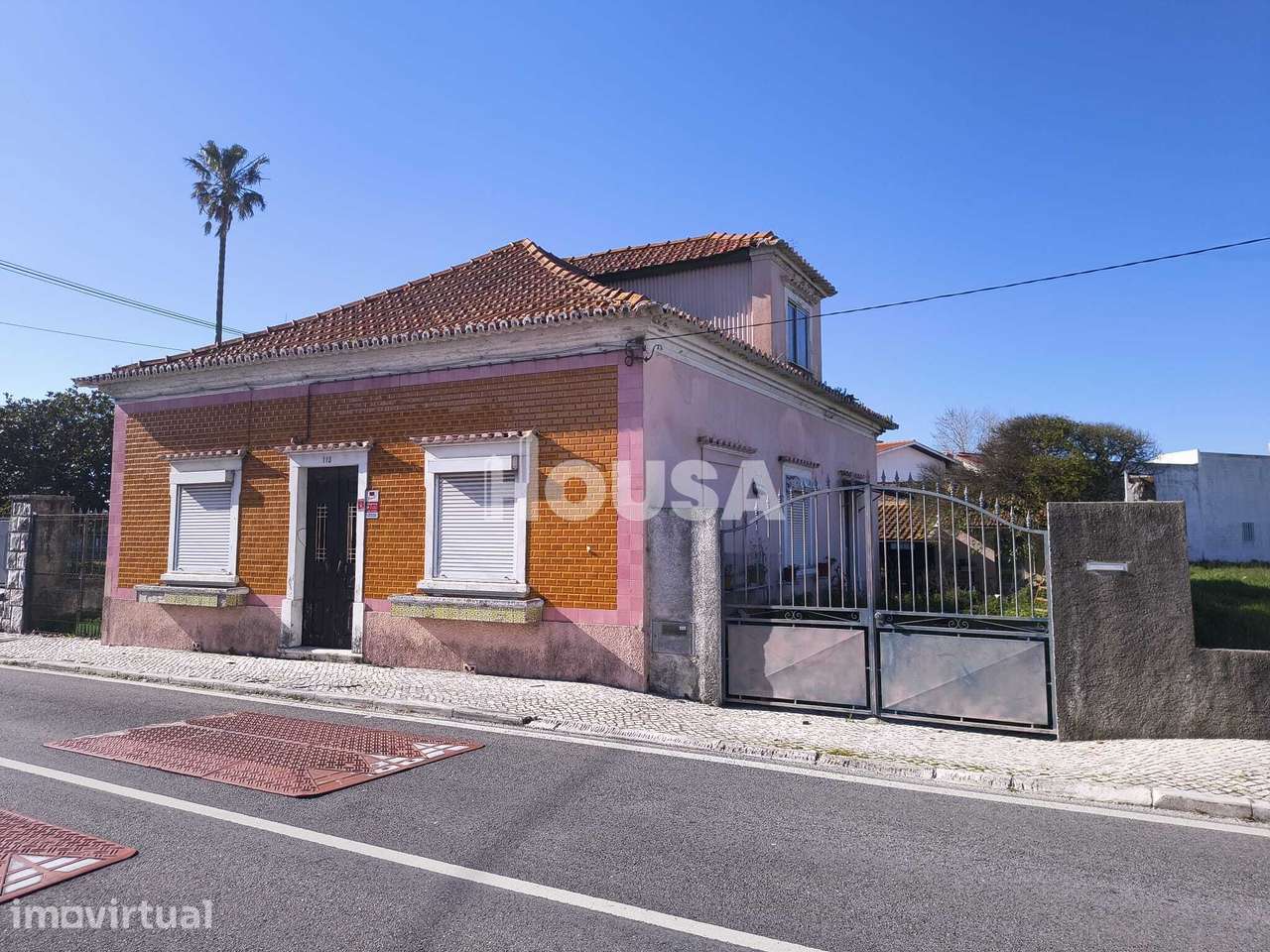 Moradia T5 com Logradouro, Garagem e Anexos | Centro da Marinha Grande - Grande imagem: 2/10