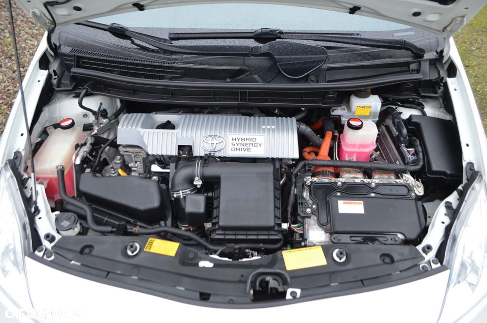 Toyota Prius (Hybrid) - 32