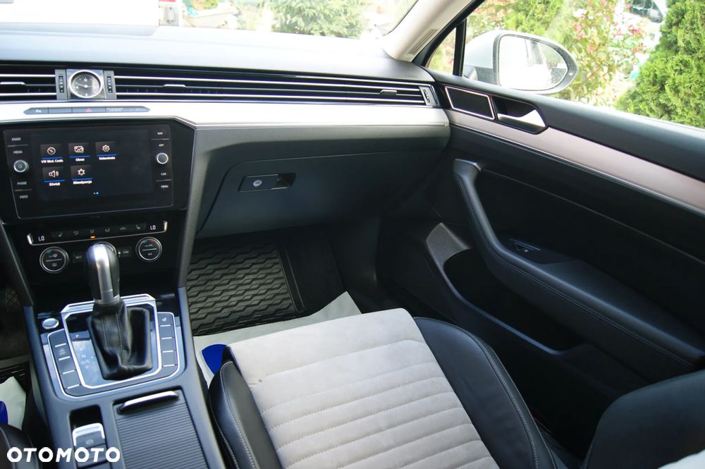 Volkswagen Passat 1.6 TDI SCR DSG Business - 33