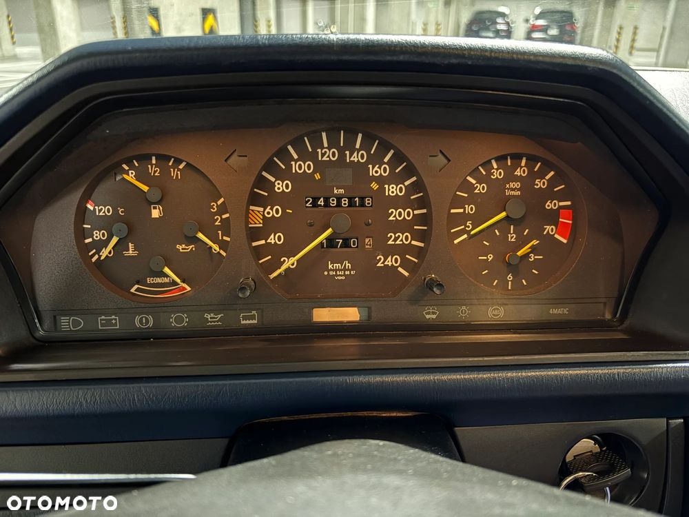 Mercedes-Benz Klasa E 300 4-Matic - 17