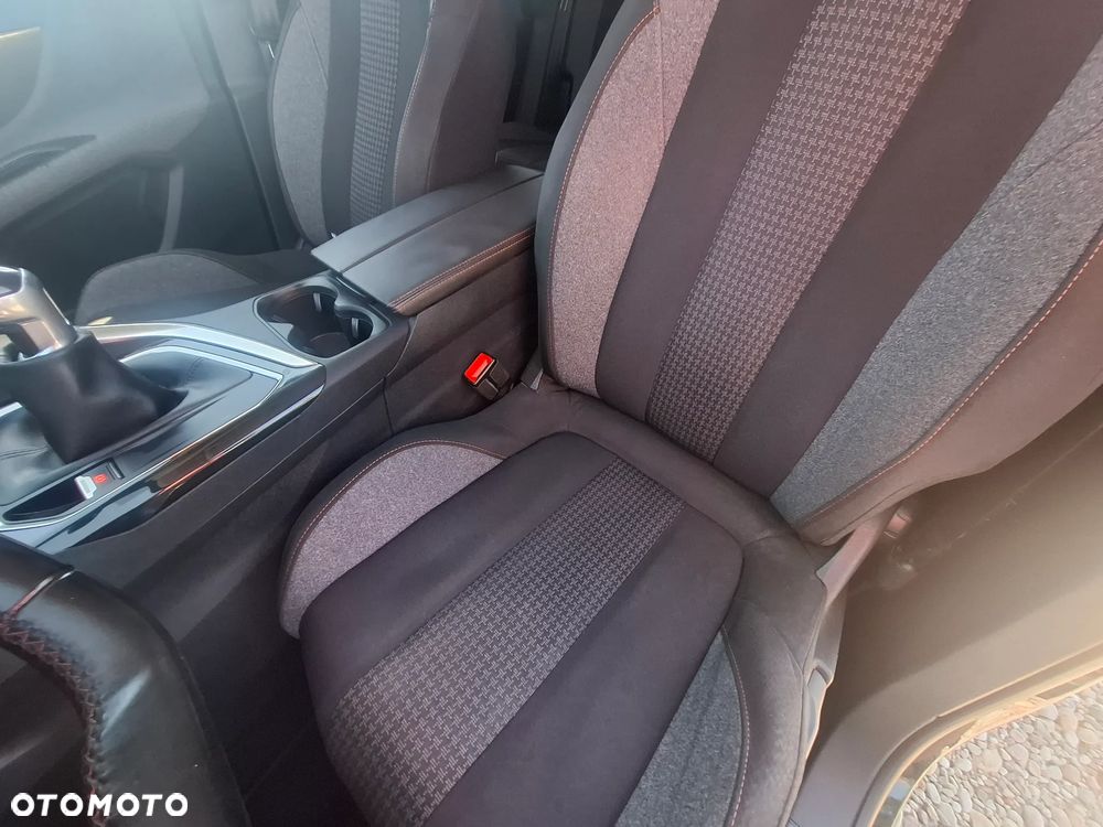 Peugeot 3008 1.6 BlueHDi Style S&S - 11