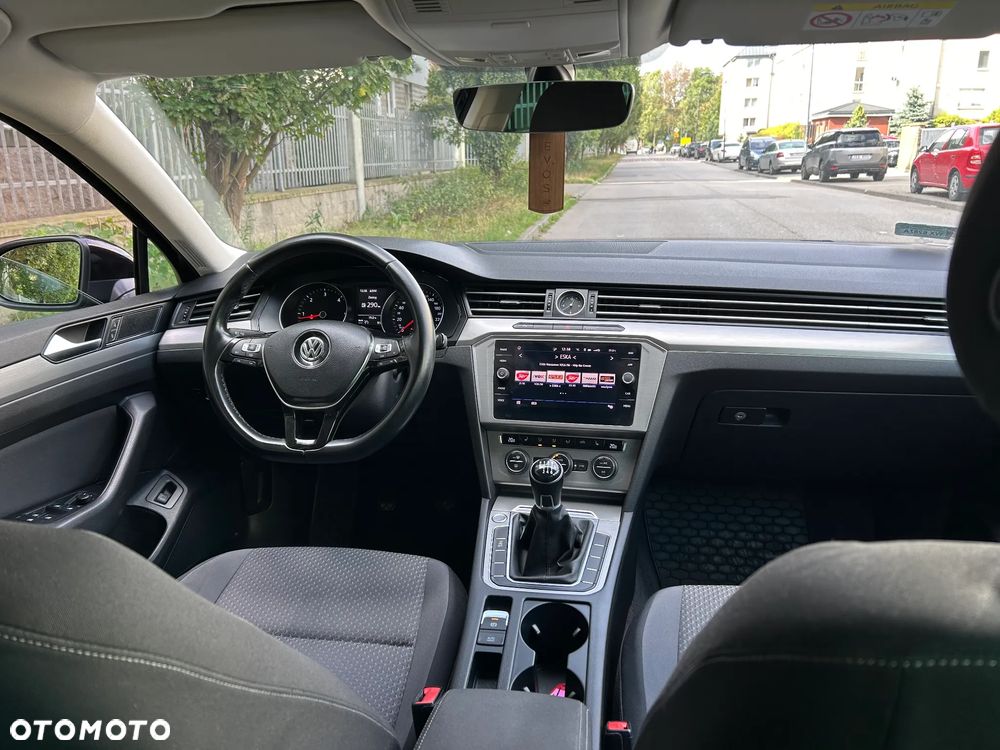 Volkswagen Passat - 1