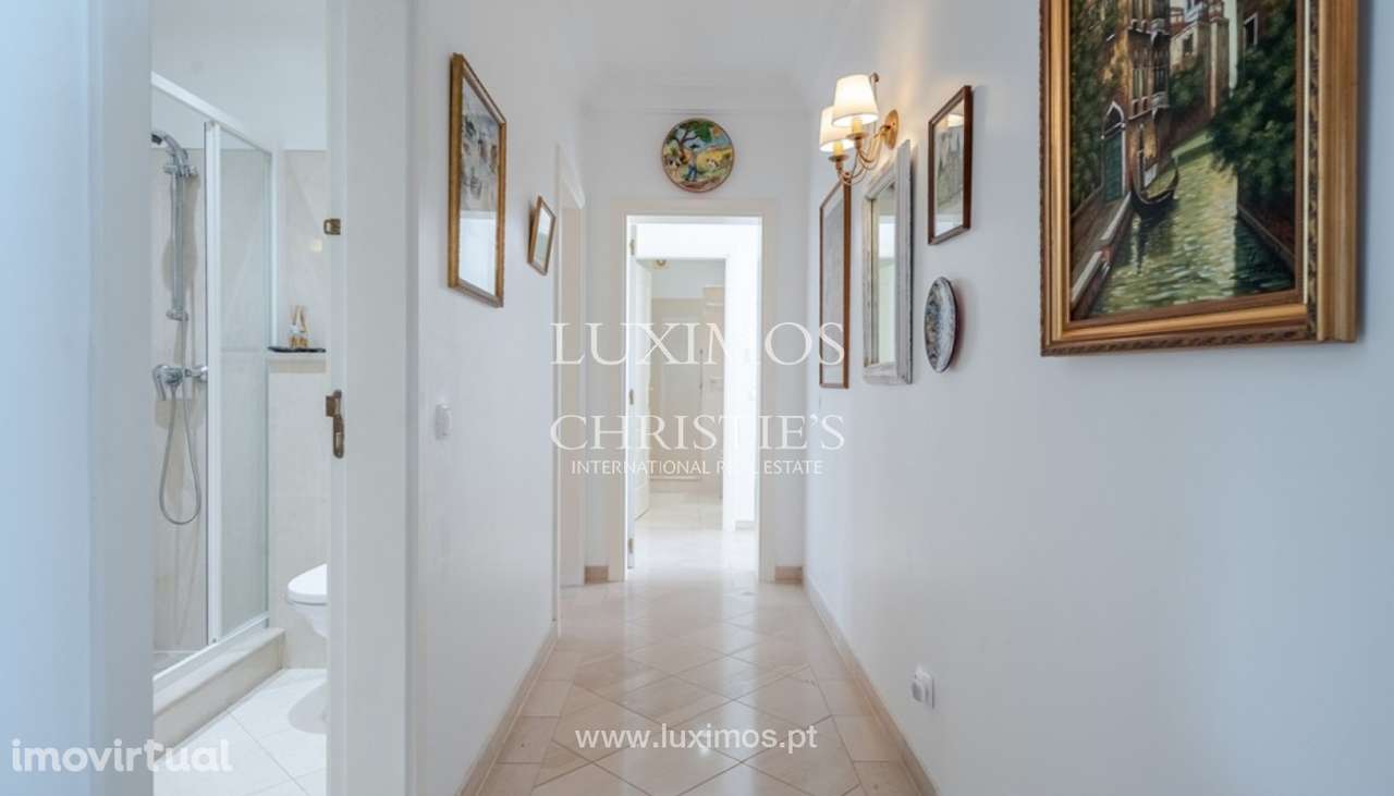 Moradia com piscina na primeira linha do mar à venda na Luz, Algarve - Grande imagem: 4/26