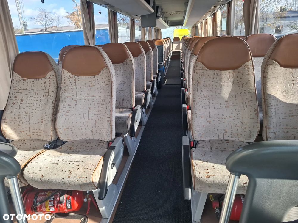 MAN LION'S COACH - 38