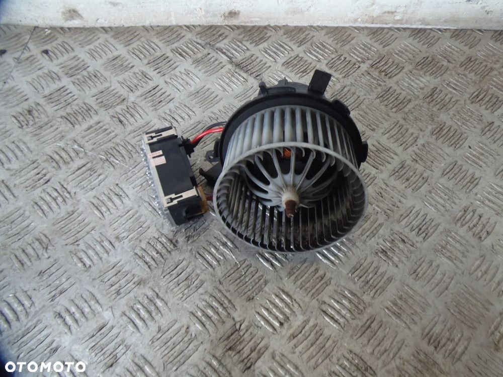 AUDI A4 B8 1,8 TFSI WENTYLATOR NAWIEWU+REZYSTOR - 1