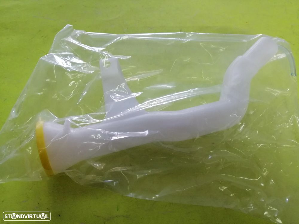 Tubo do depósito da água do limpa vidros da Nissan Pickup D22 NOVO - 3