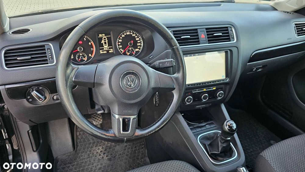 Volkswagen Jetta - 1