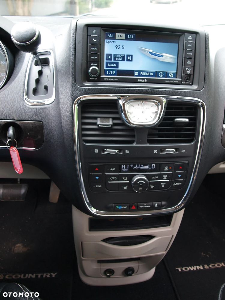 Chrysler Town & Country - 38