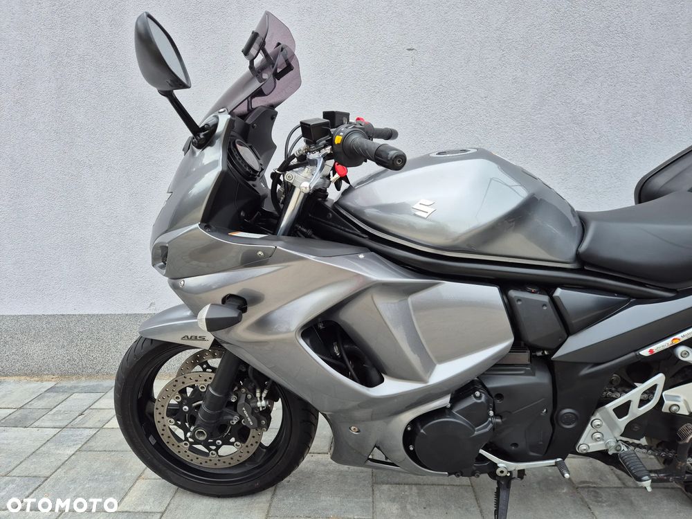 Suzuki GSX - 17