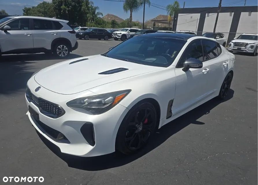Kia Stinger - 1