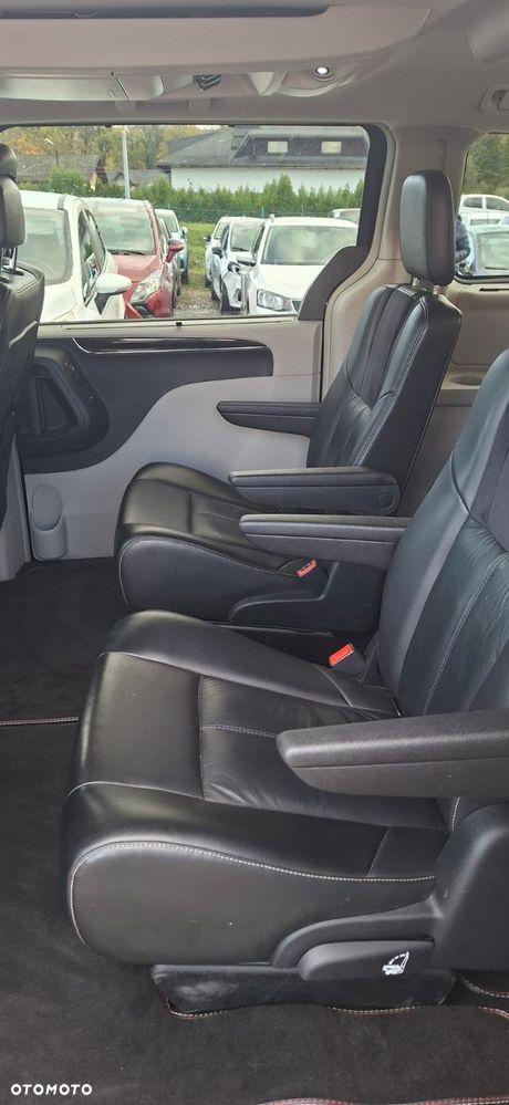 Chrysler Town & Country 3.6 Limited - 16