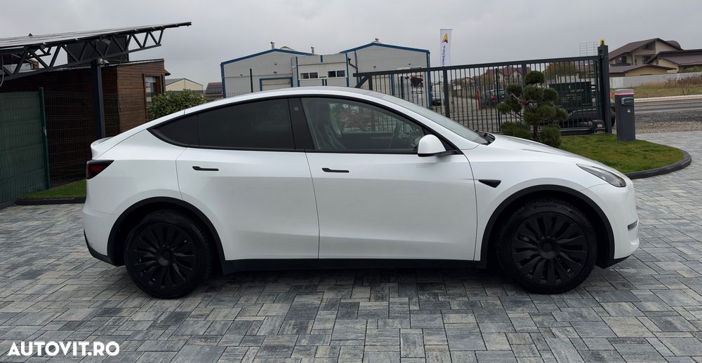 Tesla Model Y Long Range Dual Motor AWD - 14