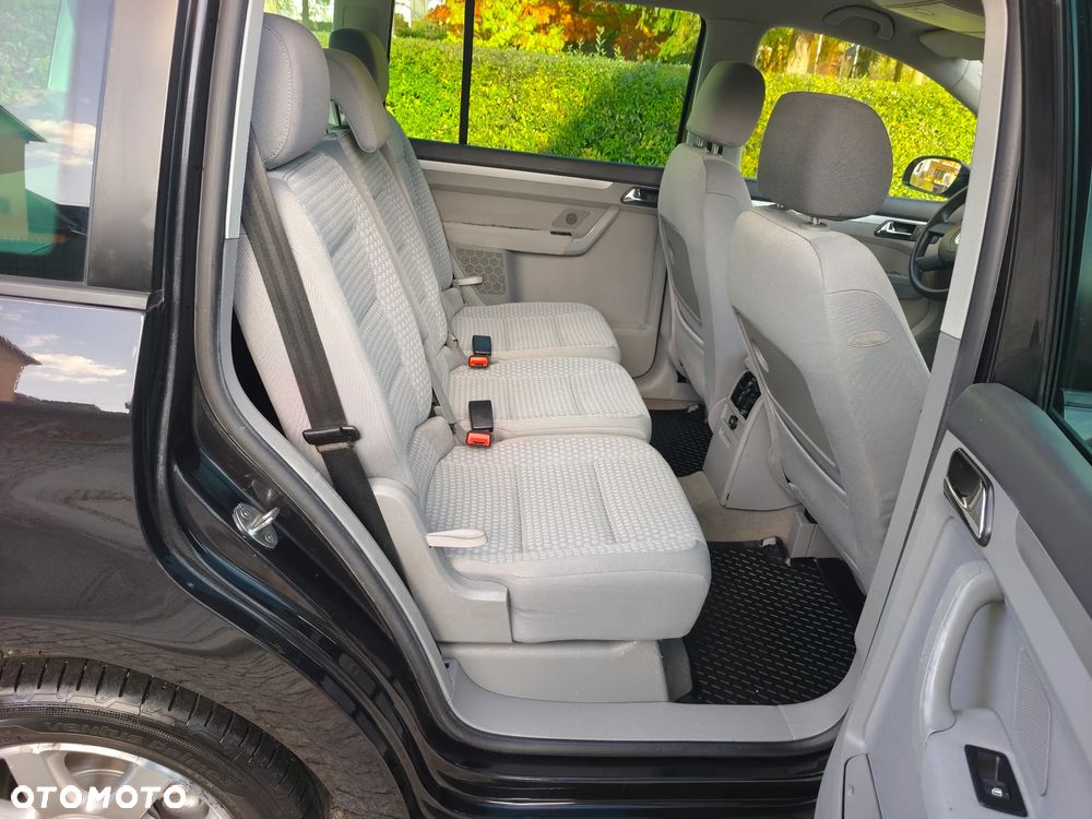 Volkswagen Touran - 10