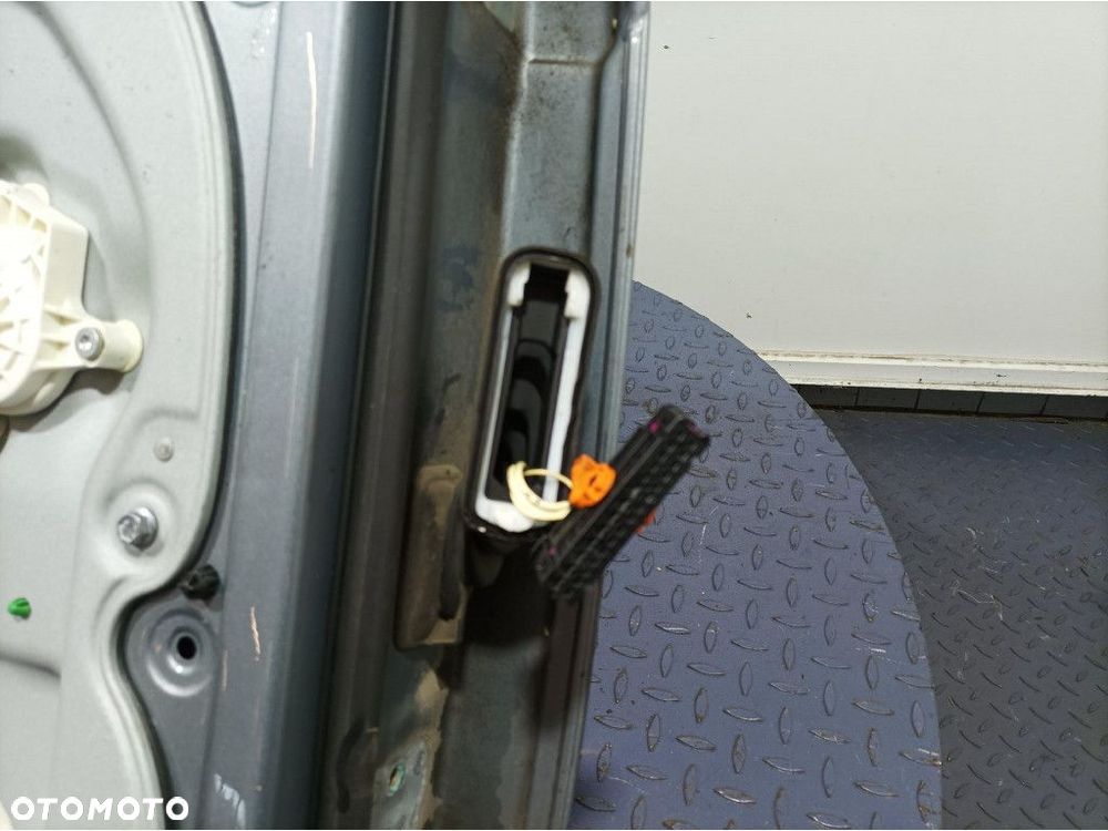 VW TOURAN I LIFT DRZWI TYŁ TYLNE LEWE LR7N - 13