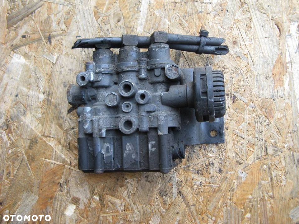 # DAF XF 95 105 ZAWÓR POZIOMOWANIA PODUSZEK POWIETRZA ECAS 4729000550 1304587 - 3