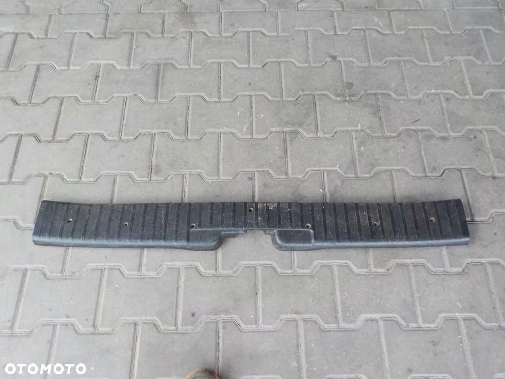 VW T4 PLASTIK LISTWA TYLNA PROGOWA POD KLAPĘ - 1