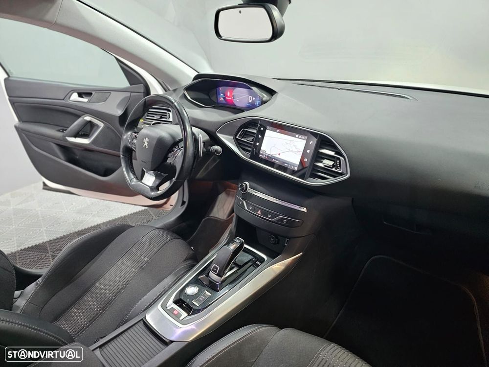 Peugeot 308 SW 1.2 PureTech Allure EAT8 - 22