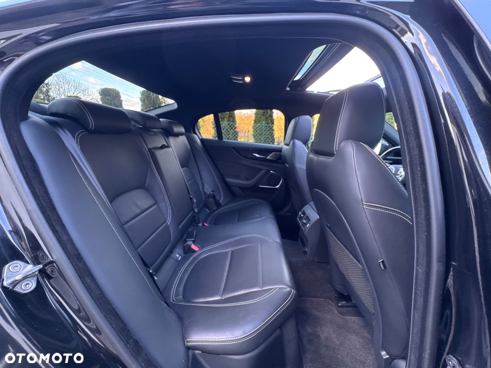 Jaguar XE 2.0 D180 AWD R-Dynamic HSE - 35