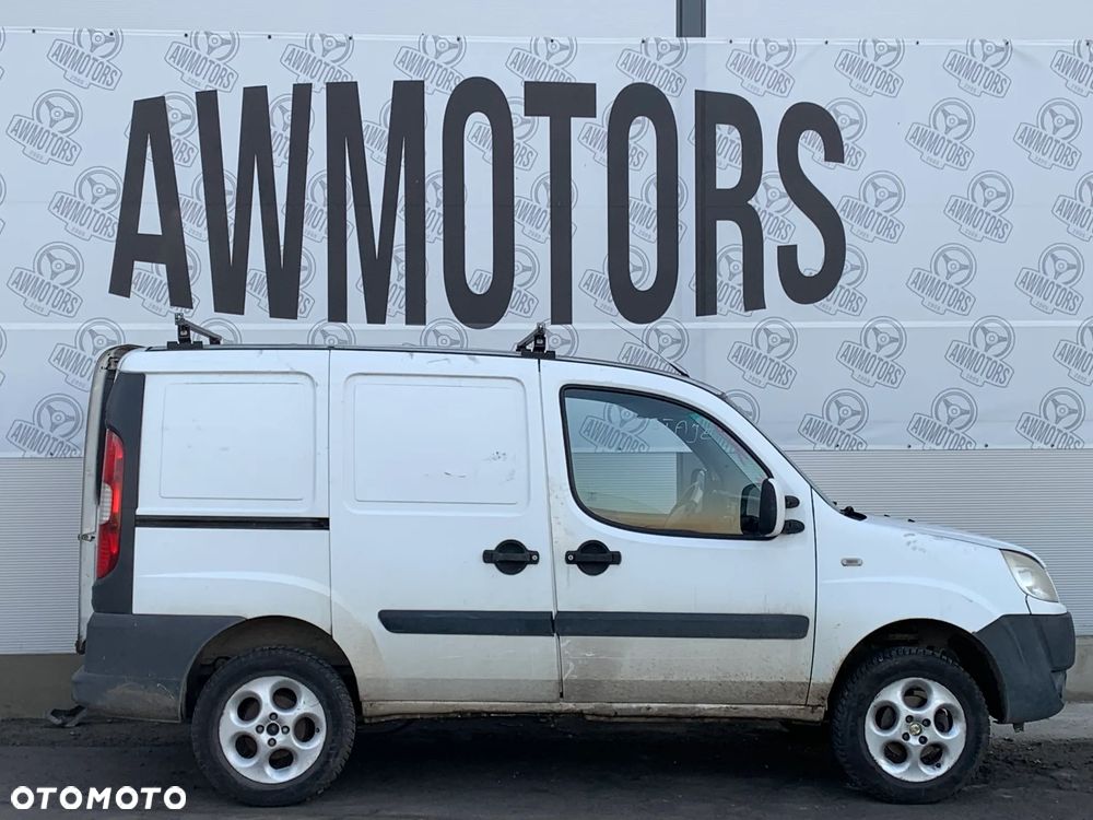 FIAT DOBLO 2007 *SAMOCHÓD NA CZĘŚCI* 3280 MASKA, LAMPA, DRZWI, LUSTERKO, ZDERZAK, GRILL, BŁOTNIK, KLAPA, BELKA, DESKA, FOTELE, KANAPA, ĆWIARTKA, KIEROWNICA, TARCZE, ZACISKI, ZAWIESZENIE, KOMPLETNY PRZÓD, KOMPLETNY TYŁ, LICZNIK, ZEGARY, PRAWE LEWE PRZÓD TYŁ - 3