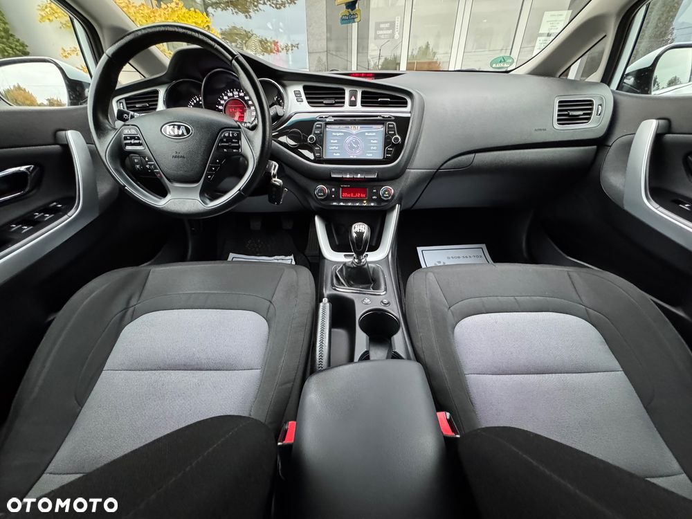Kia Ceed 1.6 GDI SW ISG UEFA EURO 2016 - 12