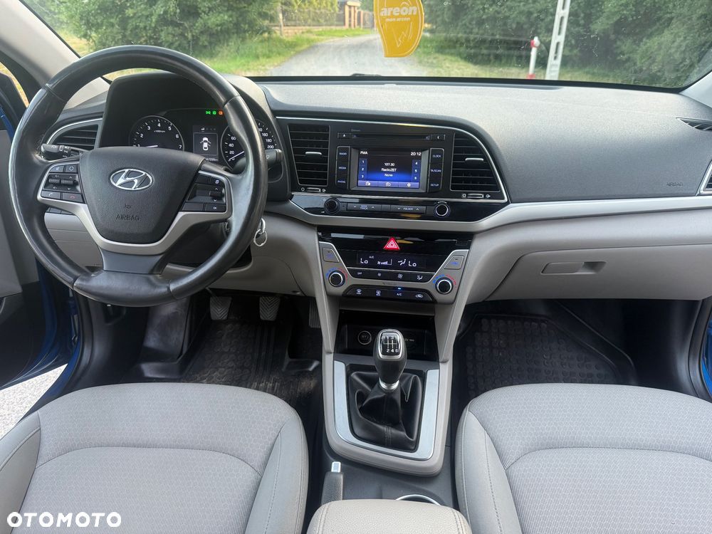 Hyundai Elantra 1.6 Comfort - 11