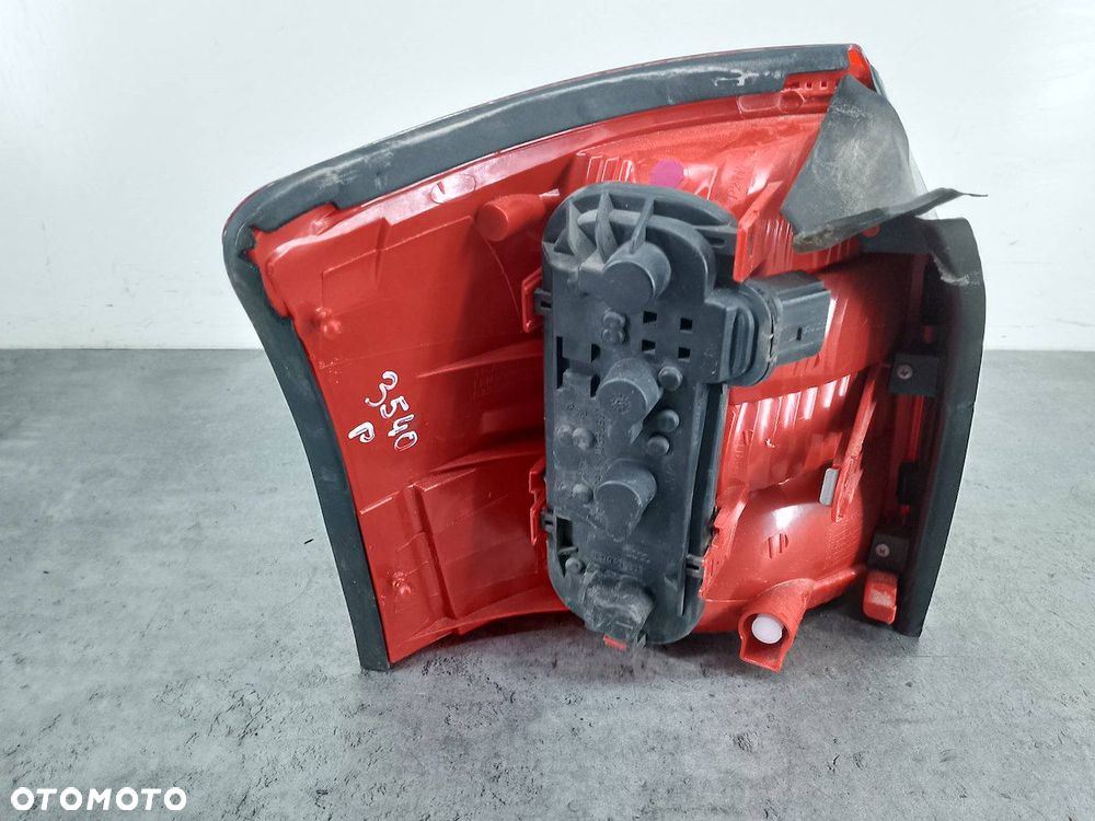 LAMPA TYLNA PRAWA AUDI A4 B6 11-A353B TYC KOMBI - 4