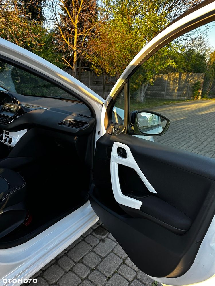 Peugeot 208 - 12