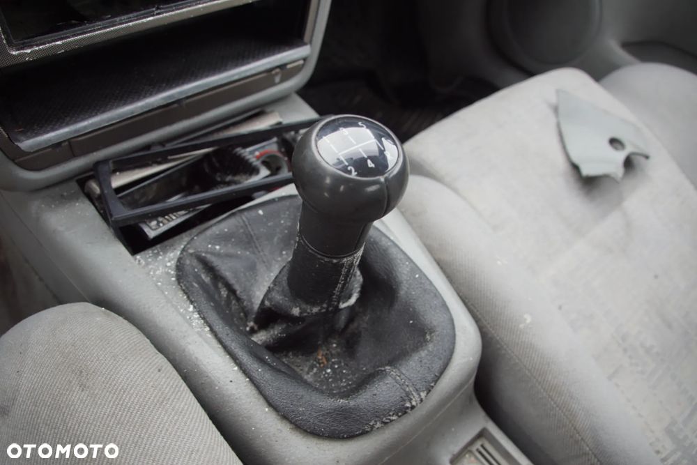 Auto na części - VW Passat B5 1.8 20V 125 KM ADR DHZ LB6N 1998R Skrzynia Drzwi Maska Klapa Zderzak Błotnik Lampa Klamka Lusterko Szyba Deska Kokpit Sterownik Moduł Czujnik Licznik Panel Kierownica - 13