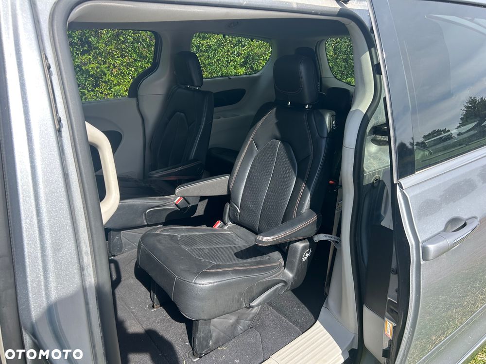 Chrysler Pacifica - 2