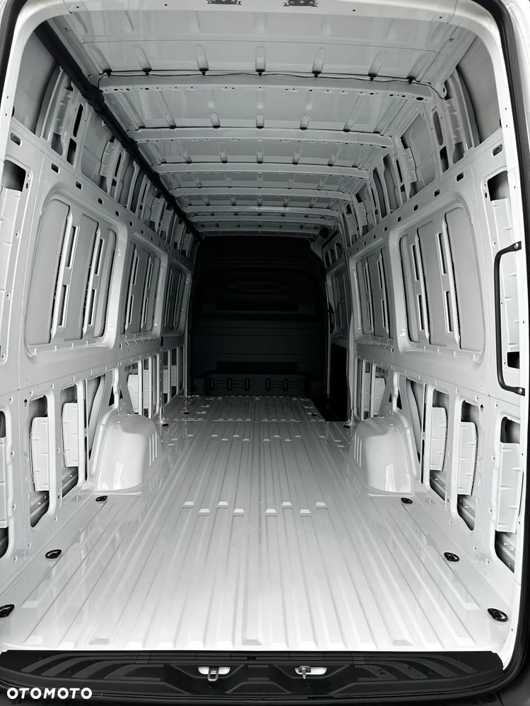 Mercedes-Benz Sprinter - 25