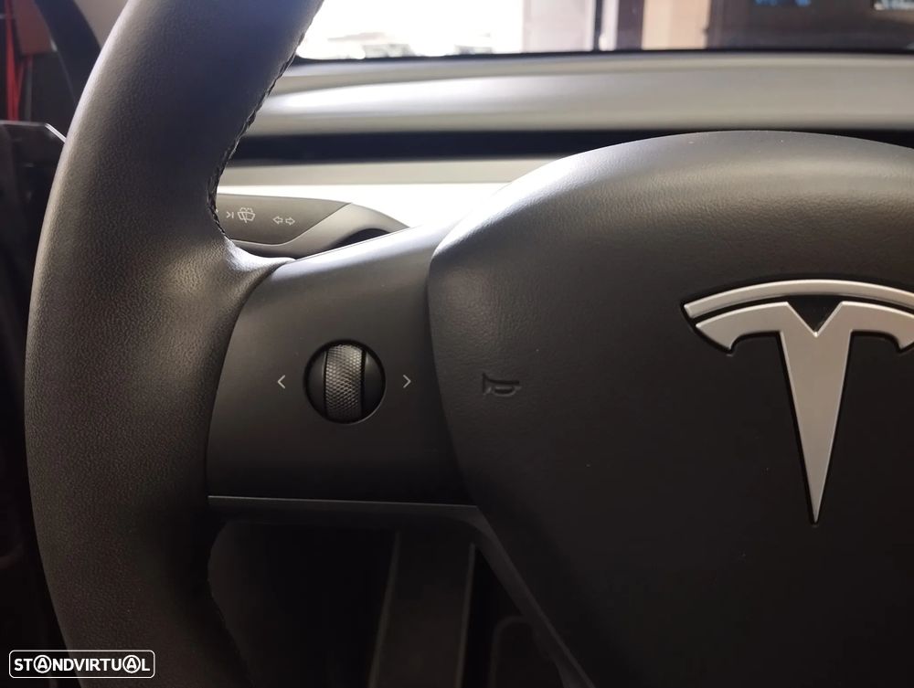 Tesla Model Y Long-Range RWD — fotografia 21